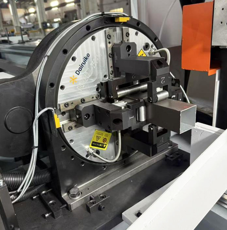 Автоматизированный лазерный комплекс YK-240CNC-6000W — 3D-комплекс 6кВт с автозагрузкой для фаски труб ±45° — изображение 6