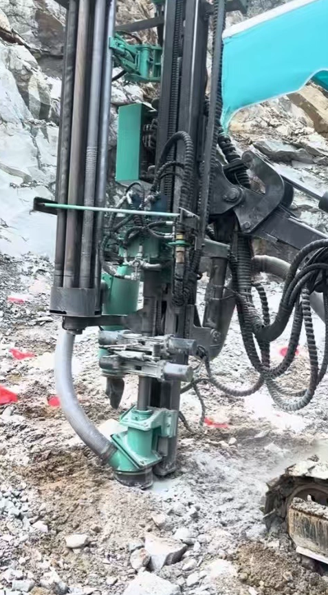 Буровой станок для взрывных скважин FGCV4 — карьерная DTH-установка мощностью 162кВт, диаметр бурения 90-165мм — изображение 3