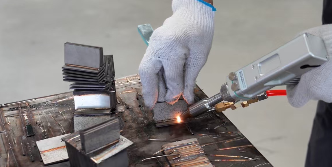 Аппарат лазерной сварки HW-3000W — ручной сварочный аппарат мощностью 3000Вт с водяным охлаждением для нержавейки — изображение 4