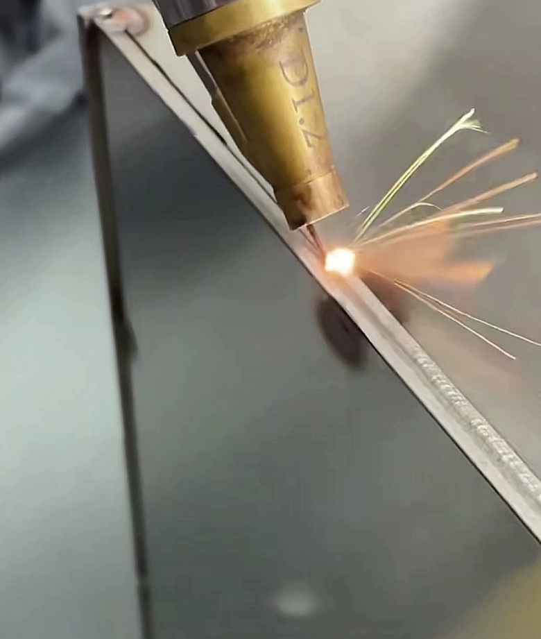 Аппарат лазерной сварки MNKJ-1500W — ручной аппарат точечной сварки мощностью 1500Вт для литий-батарей и нержавейки — изображение 5
